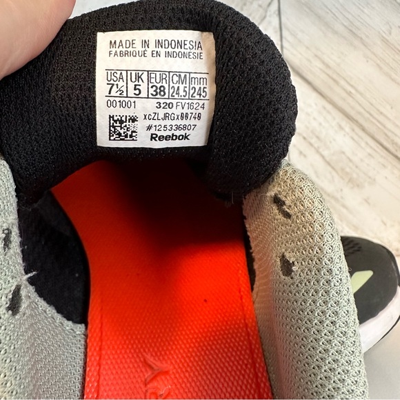 Reebok 7.5 women’s like new endless road running shoes - Picture 16 of 16